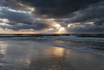 Morze zachód słońca - mokra plaża