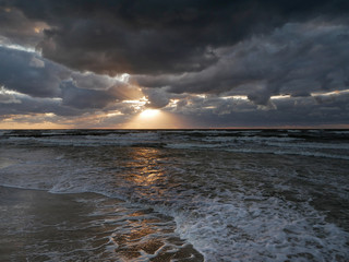 Morze zachód słońca - chmury i światło