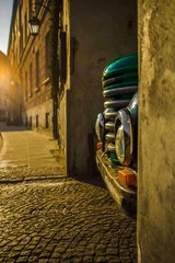 Front zabytkowego auta w promieniach słońca © Lukasz Dziegel