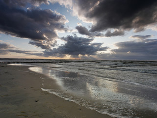 Morze zachód słońca - storm i chmury