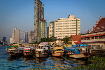 Boote auf dem Flu&szlig; Chao Phraya in Bangkok