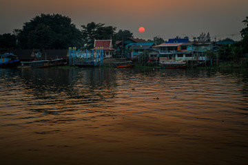 Fototapeta premium Sonnenuntergang am Fluß in Thailand