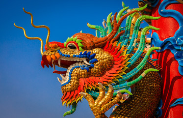 Fototapeta na wymiar Kopf eines asiatischen Drachen in einem Tempel, Detail 