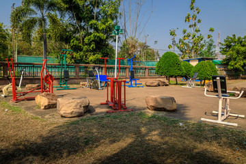  Bunte Trainingsgeräte in einem öffentlichen Park in Thailand
