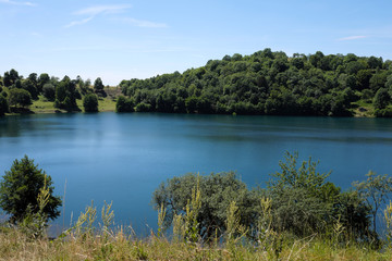 Fototapeta premium Das Weinfelder Maar genannt Totenmaar bei Daun in der Eifel - Stockfoto