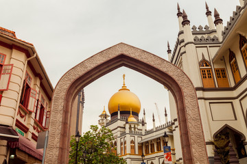 Fototapeta na wymiar Masjid sultan, mezquita en singapur, vista a traves de un arco, en horizontal