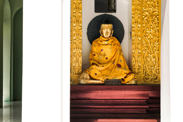 Imagen de buda en shwedagon pagoda, yangoon, myanmar con color dorado, rojo y verde en horizontal, sensaciones positivas