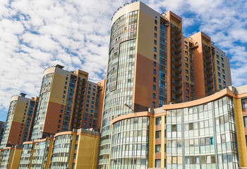 Fototapeta na wymiar New block of modern apartments with balconies and blue sky in the background