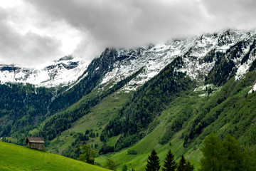 Obraz premium eine Berghütte aus Holz, im Hintergrund Berge