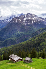 Fototapeta na wymiar eine Berghütte aus Holz, im Hintergrund Berge