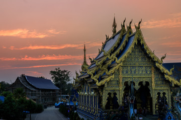 Fototapeta na wymiar Buddhistischer blauer Tempel in Chiang Rai bei Sonnenuntergang, Thailand