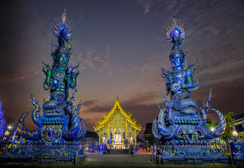 Buddhistischer blauer Tempel in Chiang Rai bei Nacht, Thailand