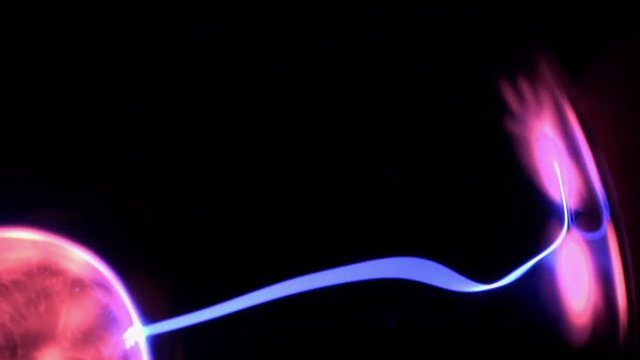 elektrisches Plasma in einer Glaskugel, mit Blitzen