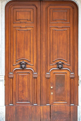 porta antica di legno ingresso palazzo italia