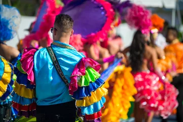 Rolgordijnen Abstracte weergave van samba-dansers in kleurrijke kostuums met franjes op een straatfeest van carnaval overdag in Rio de Janeiro, Brazilië © lazyllama