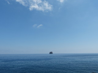 Ile Strombolicchio isolé dans la mer
