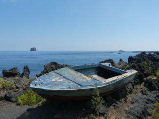 Obraz premium Barque échouée abandonnée