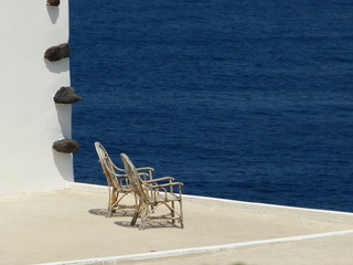 Chaises vides vers la mer