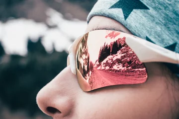 Foto op Plexiglas Female model close up face sunglass reflection in winter mountain. © Roman