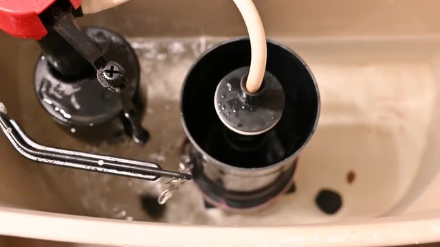Toilet water tank flushing mechanism through one empty and fill cycle