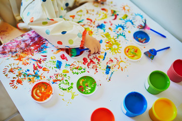 Fototapeta na wymiar Hand of little girls painting with fingers