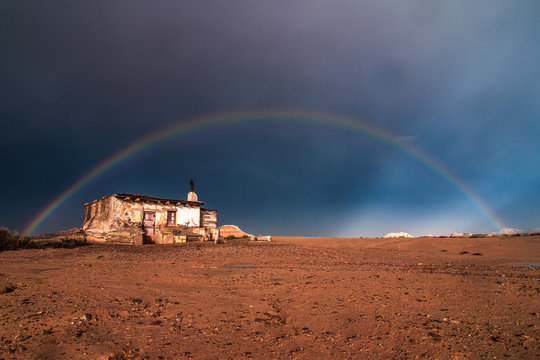 Lonely house in desert and rainbow in sky © Pol Sole/ADDICTIVE STOCK
