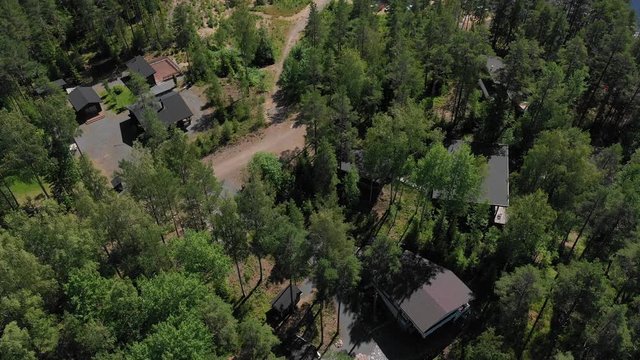 H&auml;user in Finnland aus der Luft gefilmt