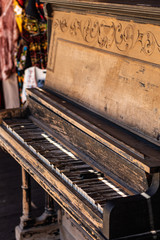 Fototapeta na wymiar piano antiguo 