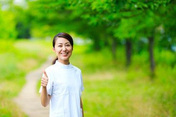 医療・女性・緑背景