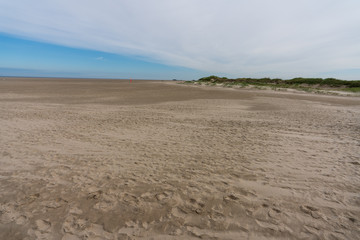 Langer einsamer Sandstrand am Meer
