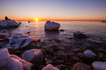 Obraz premium Sunrise by the sea in winter