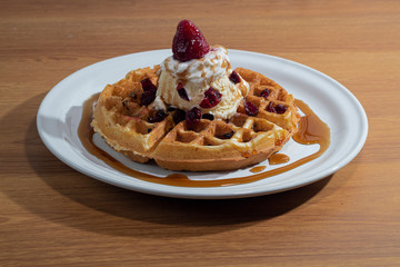 waffle con nieve y fresa