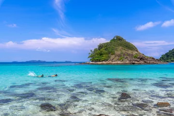 Keuken spatwand met foto prachtig uitzicht op het strand Koh Chang eiland zeegezicht in Trad provincie Oost-Thailand op blauwe hemelachtergrond, Sea Island of Thailand landscape © suphaporn