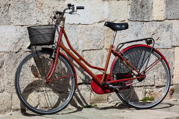 Fototapeta na wymiar Parked bicycle at the beautiful streets of Pisa
