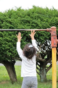 手を伸ばす子供の後ろ姿 Stock 写真 Adobe Stock
