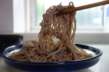 蕎麦を箸で摘まむ