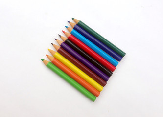 Naklejka premium many different colored pencils on a white background.