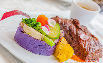 Purée de vitelottes, légumes sautés et viande 