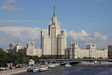 Obraz premium Rosja, Moskwa, rzeka Moskwa, wieżowiec Stalina i most na nasypie Kotelnicheskaya w centrum Moskwy na tle błękitnego nieba, widok w słoneczny letni dzień