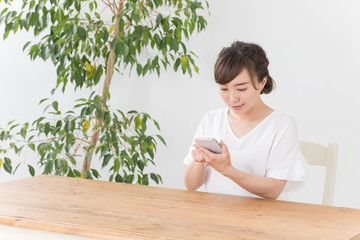 スマホを見て喜ぶ女性