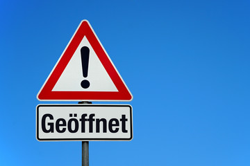 Geöffnet mit Achtung Schild