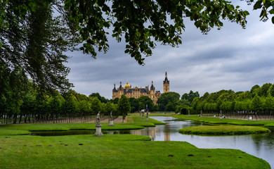 Schweriner Schloss mit Schlossgarten und Kreuzkanal