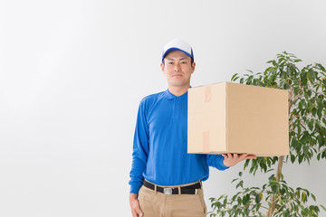 配達員の男性