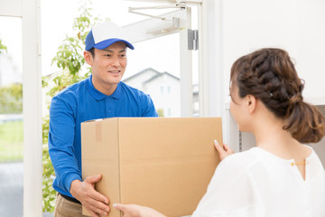 宅急便を届ける男性
