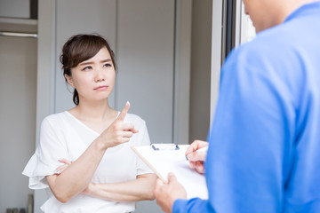 作業員が訪問してきて困る主婦
