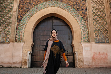 Fototapeta na wymiar Tourist by authentic gate in Meknes, Morocco