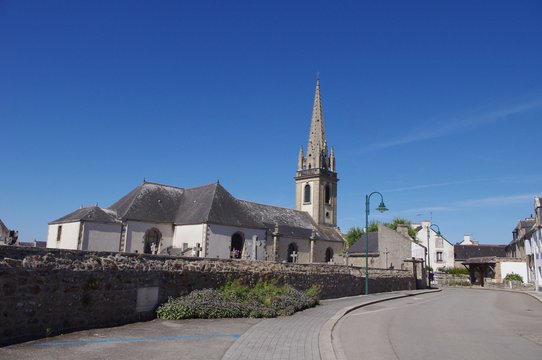 L'&eacute;glise du village d'Arzon