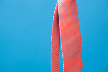 Corbata con su nudo hecho y colgada de una cuerda y sujeta por pinzas de madera de extender la ropa