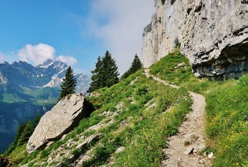 Wanderung am Fuss der Felsen