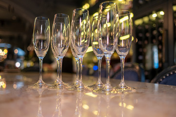 Many glasses on the bar. Drinks in glasses. Glass goblets.